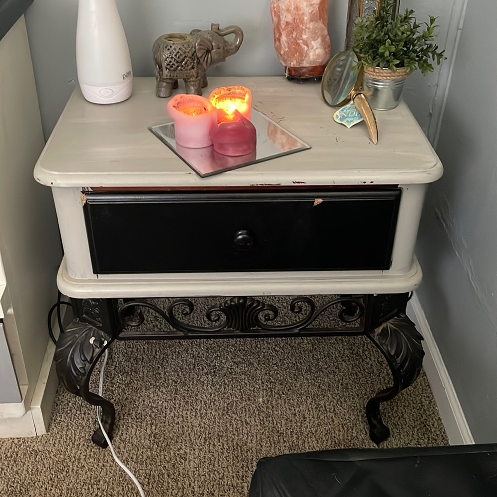 2 matching side tables.